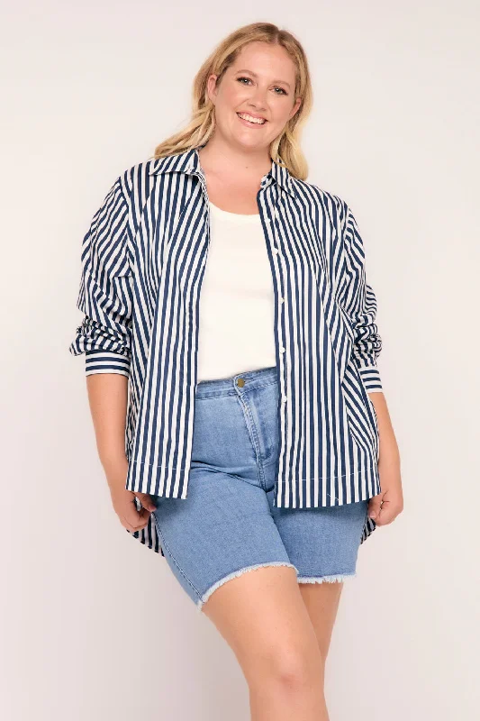 Oversized Boyfriend Shirt in Striped Navy Striped Floral Plaid